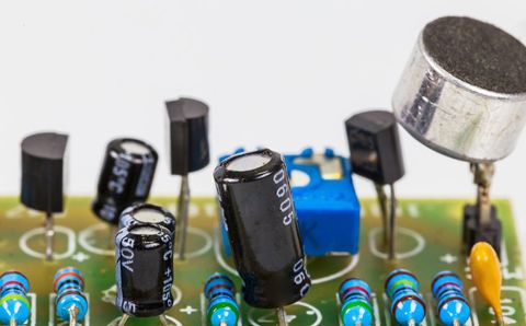 無功補(bǔ)償電容器漏油，可以繼續(xù)使用嗎？